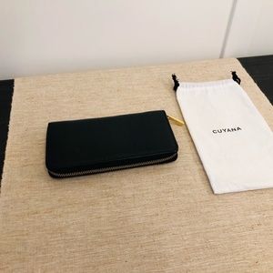 Cuyana Classic Zip Around Wallet in Black/Red